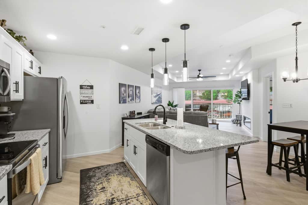 Stylish 3BR Condo - LAKE VIEW - Lake Ozark