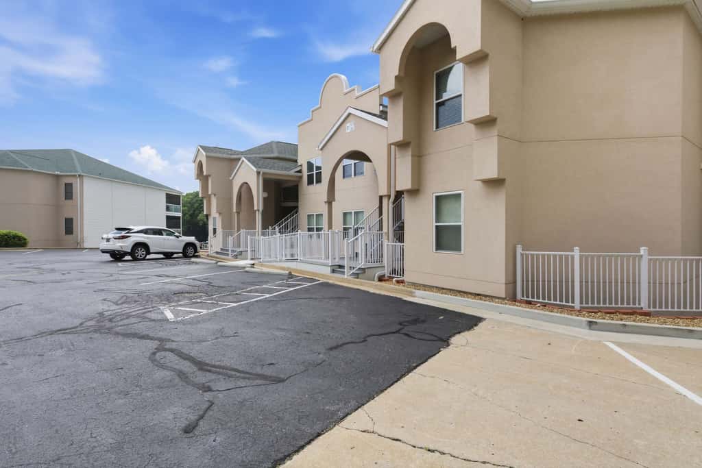 Stylish 3BR Condo - LAKE VIEW - Lake Ozark