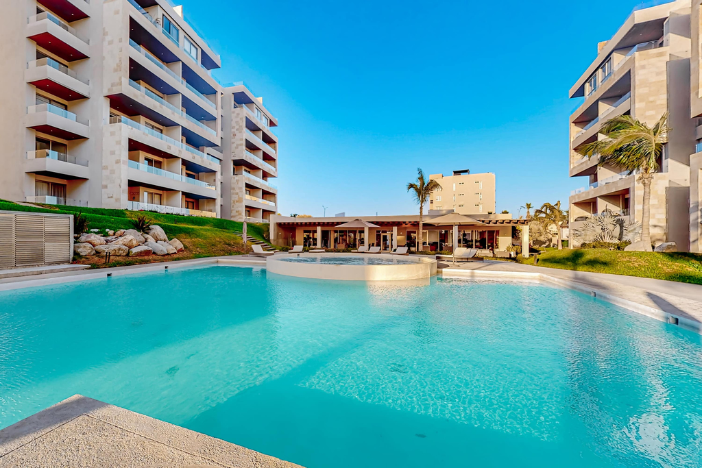 Stunning 2 BR - Pool - Awesome amenities