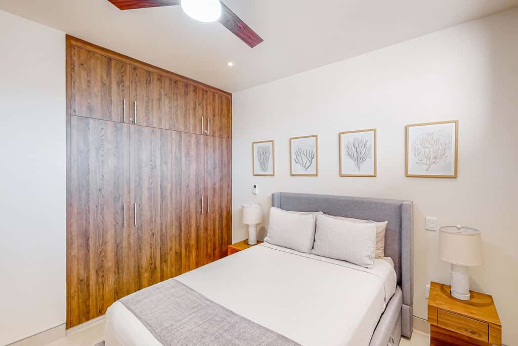 Enjoy a relaxing stay in this beautiful condo with top-tier amenities:
• 2 spacious bedrooms
• Private terrace overlooking the pool
• Fully equipped, modern condo
• Laundry center in-home
• Three resort-type pools and playroom for children
• Fully equipped gym, tennis, and paddle court
• Fast Wi-Fi , Smart TV & A/C in both rooms
• 5-minute drive to downtown Cabo
• 1 private parking spaces
• 24/7 gated security
