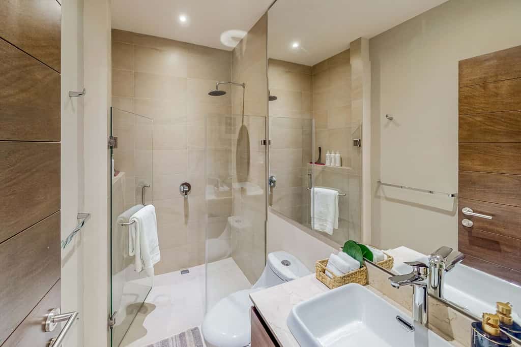 Enjoy a relaxing stay in this beautiful condo with top-tier amenities:
• 3 spacious bedrooms
• Private terrace overlooking the pool
• Fully equipped, modern condo
• Laundry center in-home
• Three resort-type pools and playroom for children
• Fully equipped gym, tennis, and paddle court
• Fast Wi-Fi , Smart TV & A/C in both rooms
• 5-minute drive to downtown Cabo
• 1 private parking spaces
• 24/7 gated security