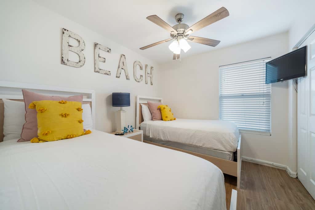 Gulf front condo with resort amenities, steps to the beach