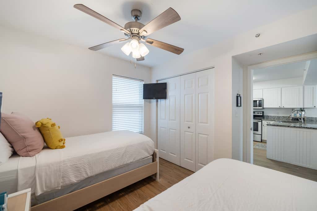 Gulf front condo with resort amenities, steps to the beach
