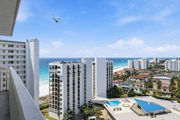 Gulf front condo with resort amenities, steps to the beach