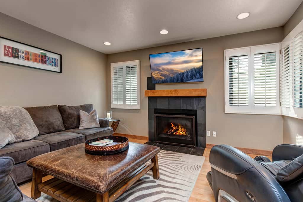 3BR Townhouse with Loft - Walk to Ski Lifts