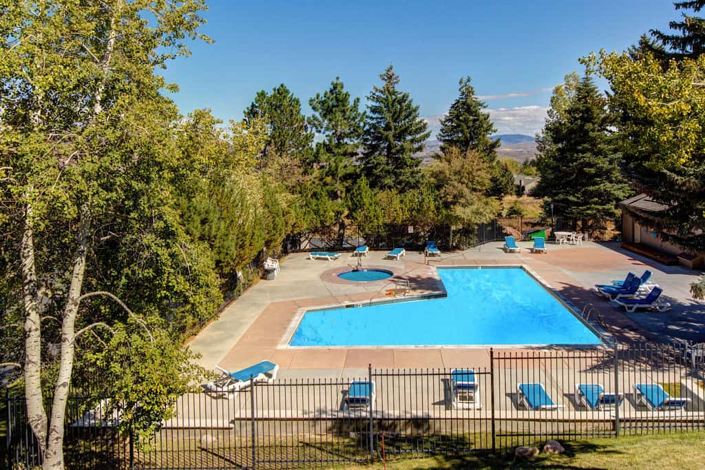 3BR Townhouse with Loft - Walk to Ski Lifts