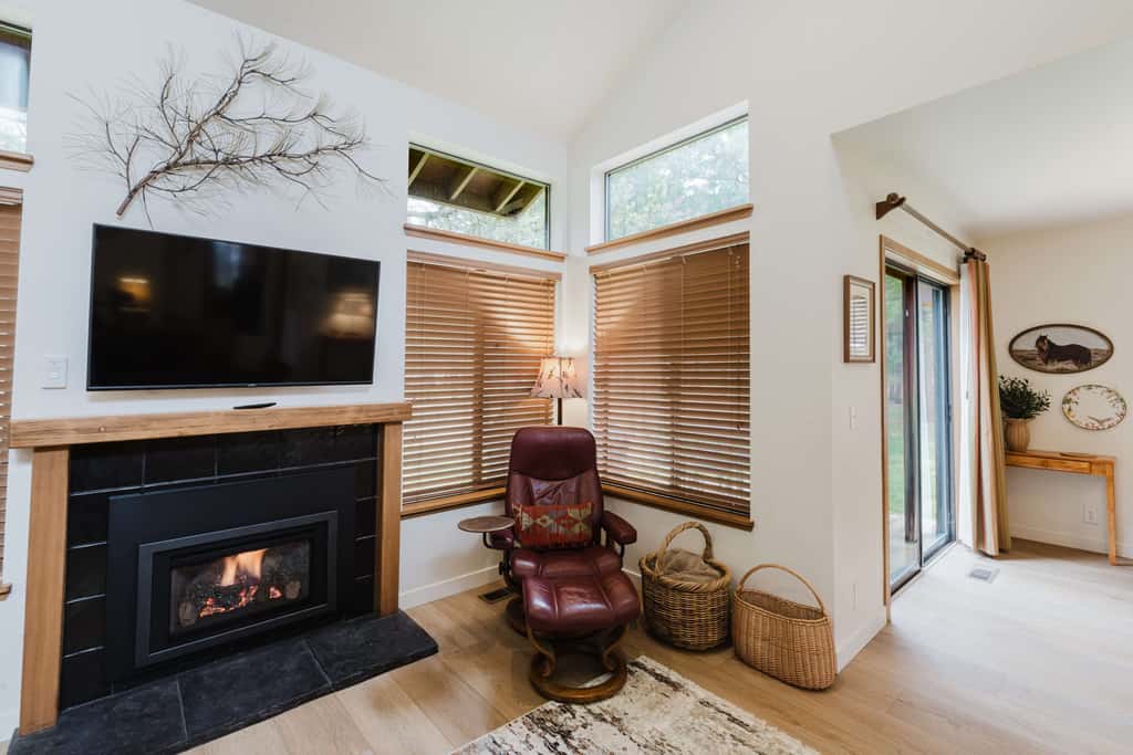 3BR Townhouse Near SHARC & Village - Dog Friendly