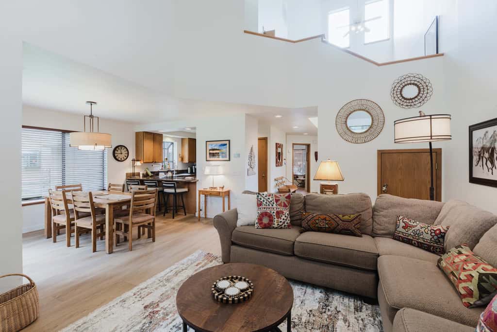 3BR Townhouse Near SHARC & Village - Dog Friendly