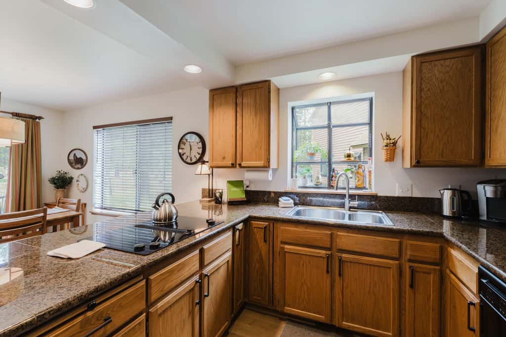 3BR Townhouse Near SHARC & Village - Dog Friendly