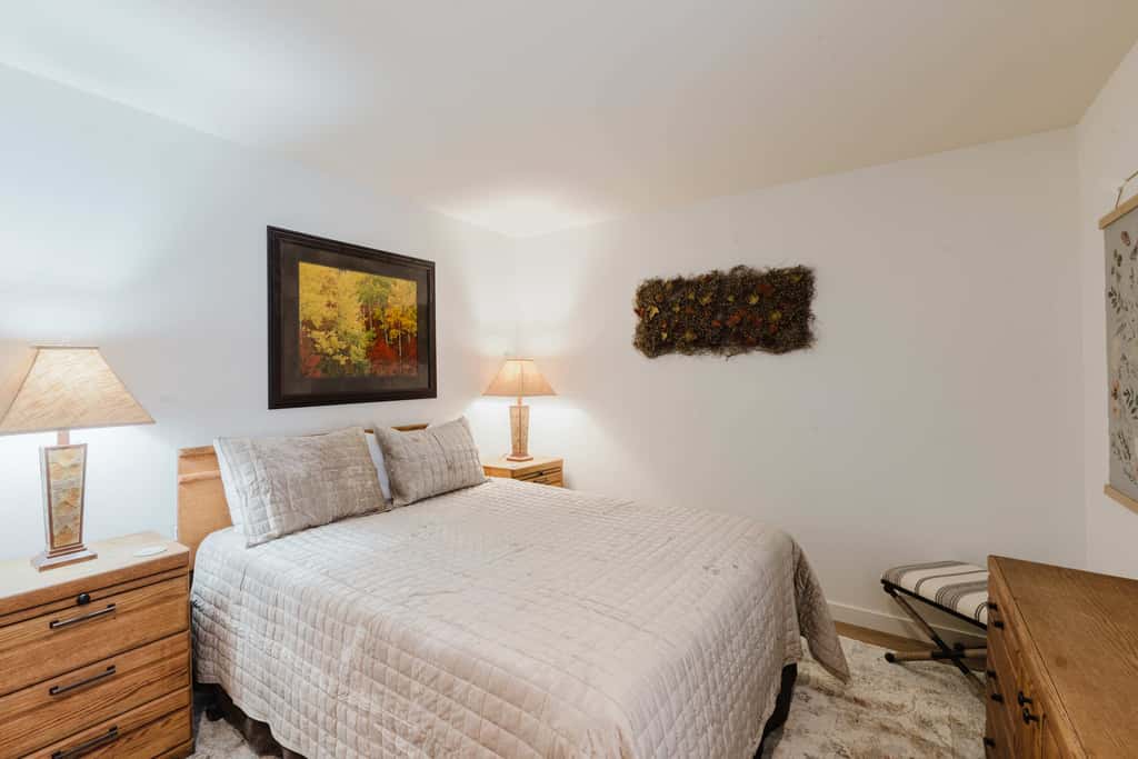 3BR Townhouse Near SHARC & Village - Dog Friendly
