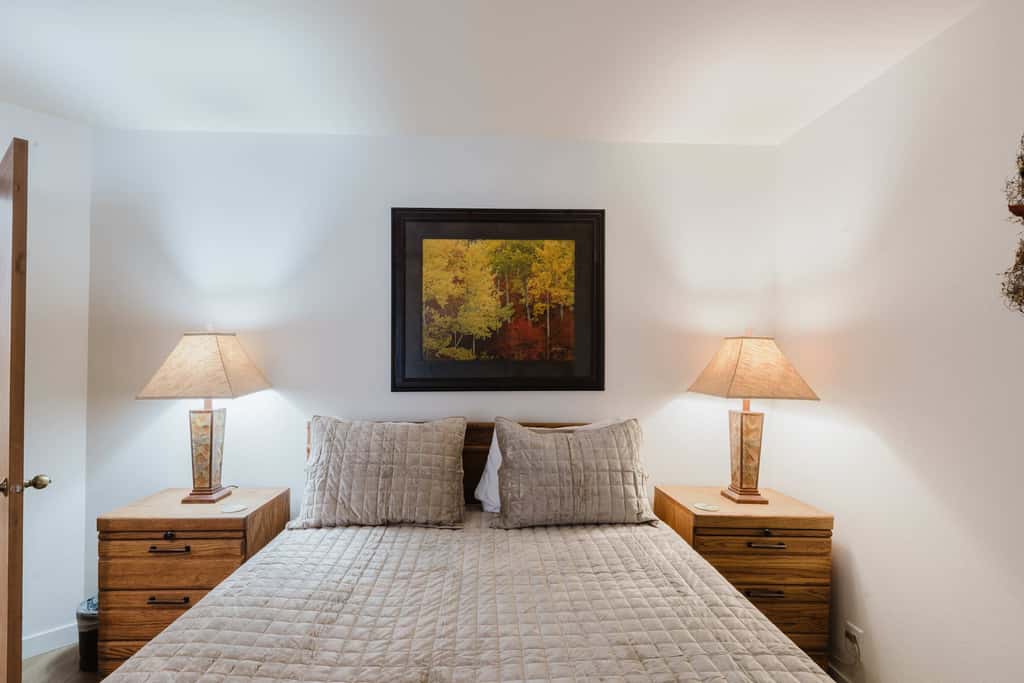 3BR Townhouse Near SHARC & Village - Dog Friendly