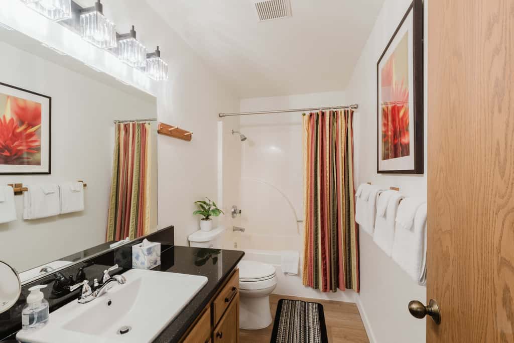 3BR Townhouse Near SHARC & Village - Dog Friendly