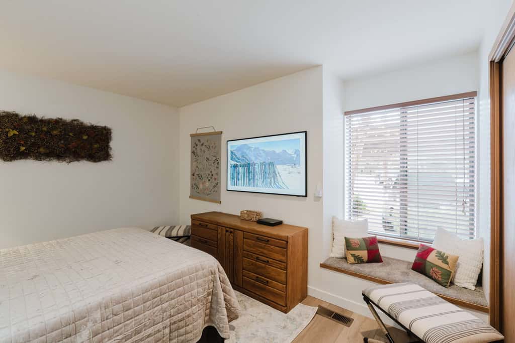 3BR Townhouse Near SHARC & Village - Dog Friendly