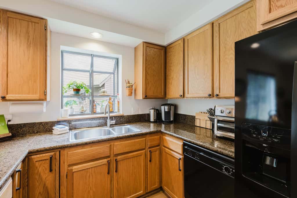 3BR Townhouse Near SHARC & Village - Dog Friendly