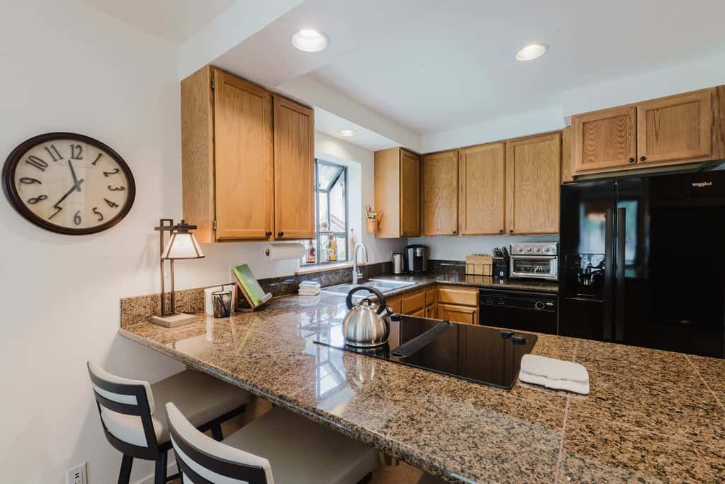 3BR Townhouse Near SHARC & Village - Dog Friendly
