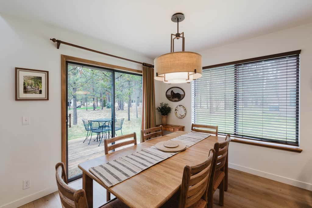 3BR Townhouse Near SHARC & Village - Dog Friendly