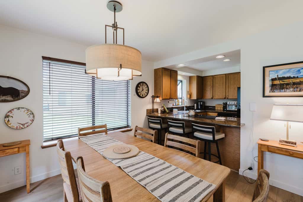 3BR Townhouse Near SHARC & Village - Dog Friendly