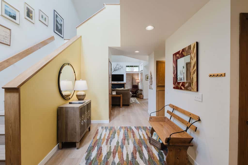 3BR Townhouse Near SHARC & Village - Dog Friendly