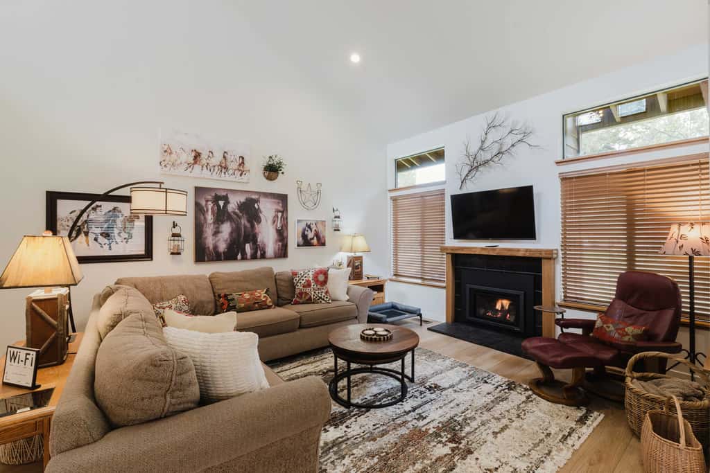 3BR Townhouse Near SHARC & Village - Dog Friendly