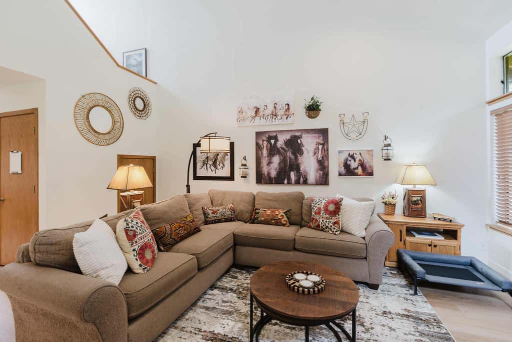 3BR Townhouse Near SHARC & Village - Dog Friendly