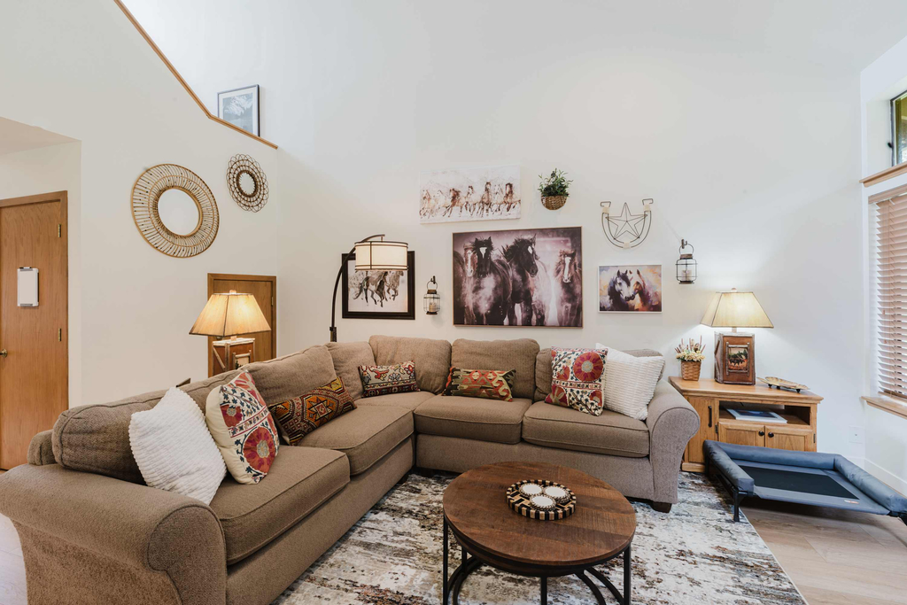 3BR Townhouse Near SHARC & Village - Dog Friendly