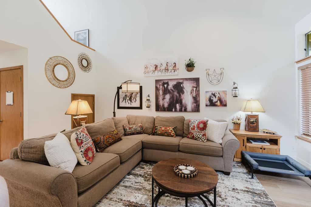 3BR Townhouse Near SHARC & Village - Dog Friendly