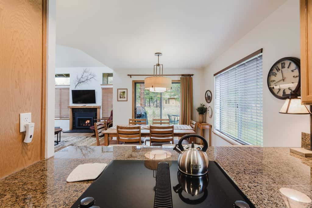 3BR Townhouse Near SHARC & Village - Dog Friendly
