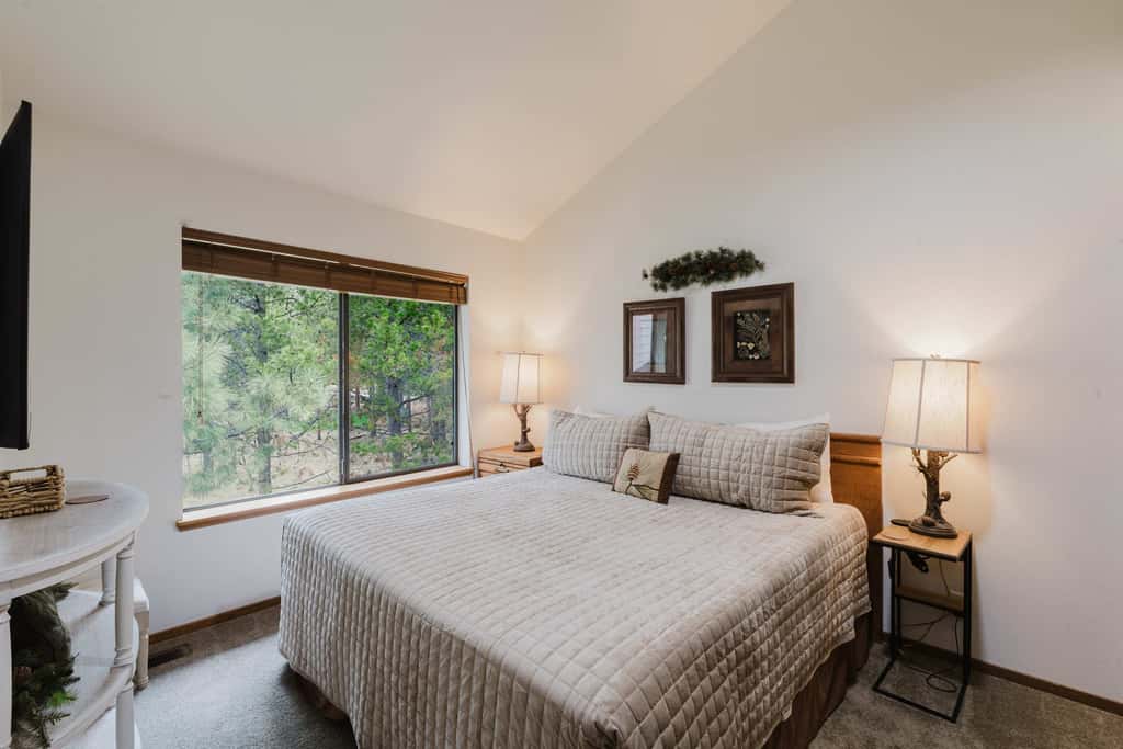 3BR Townhouse Near SHARC & Village - Dog Friendly