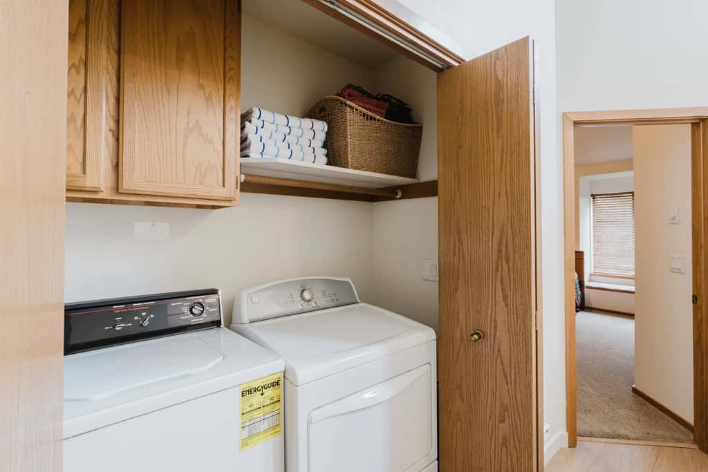 3BR Townhouse Near SHARC & Village - Dog Friendly
