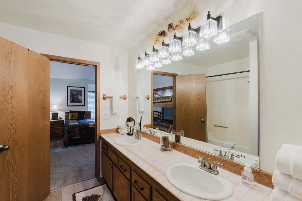 3BR Townhouse Near SHARC & Village - Dog Friendly