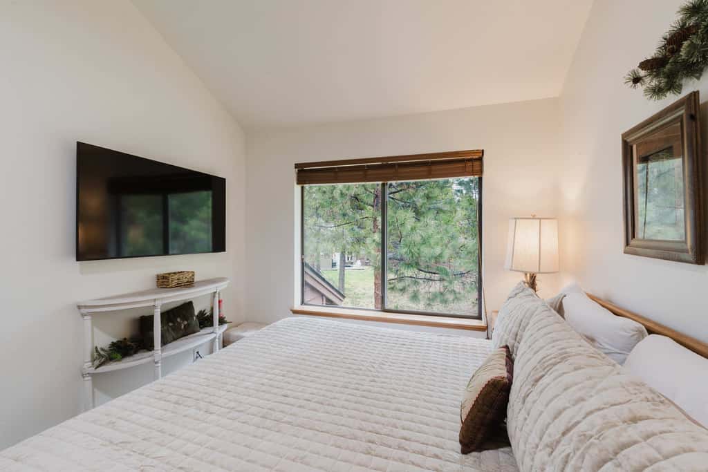 3BR Townhouse Near SHARC & Village - Dog Friendly