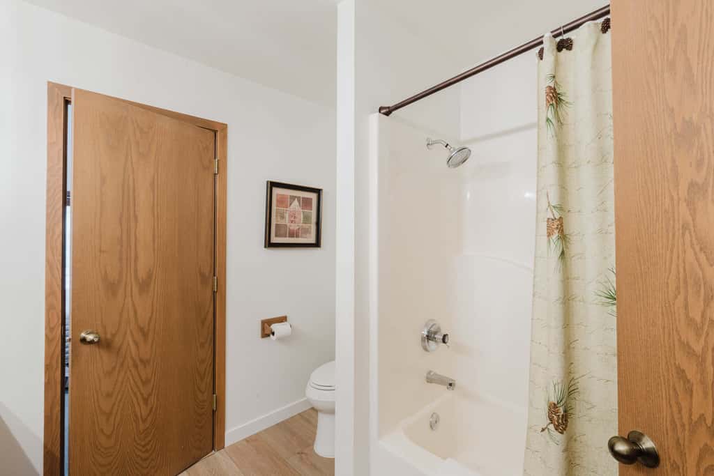 3BR Townhouse Near SHARC & Village - Dog Friendly