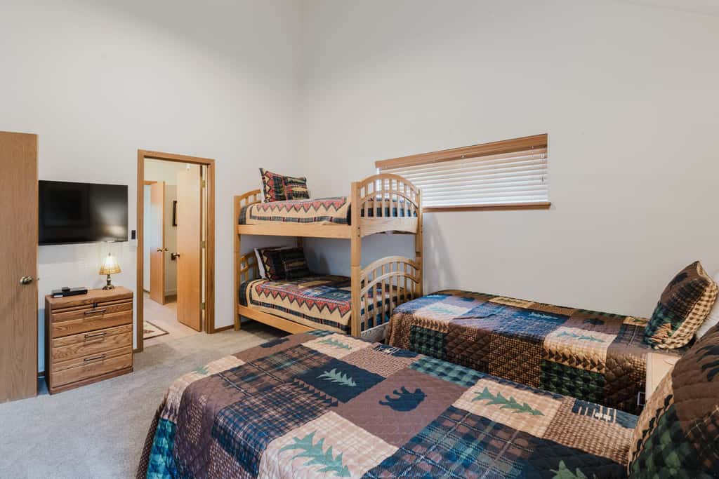3BR Townhouse Near SHARC & Village - Dog Friendly