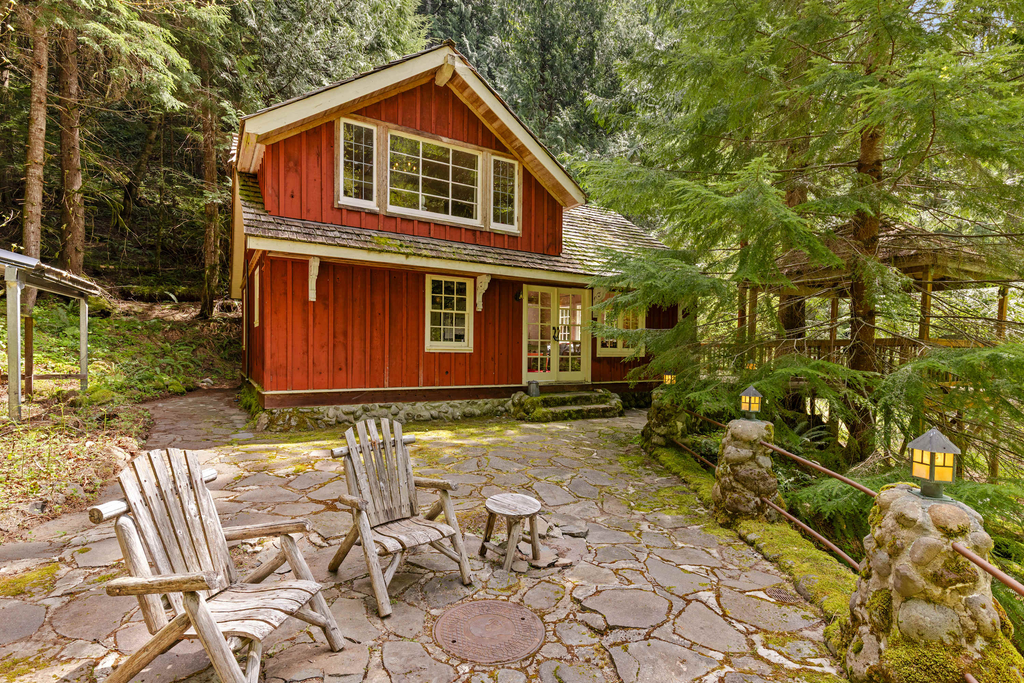 Waterfront lodge on 24 acres with patio & fireplace
