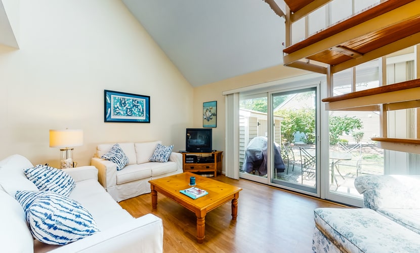 Lovely home w/free WiFi/spacious patio/spiral staircase - near shops/restaurants