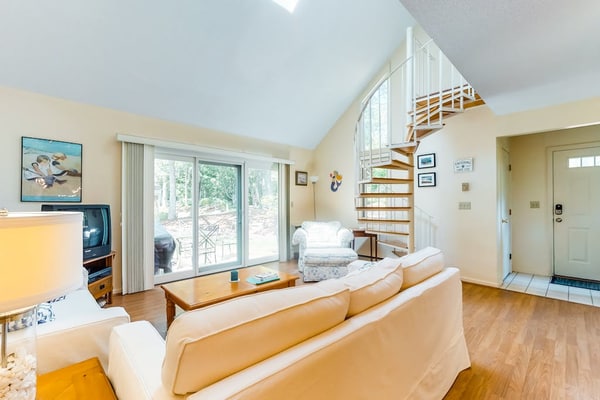 Lovely home w/free WiFi/spacious patio/spiral staircase - near shops/restaurants
