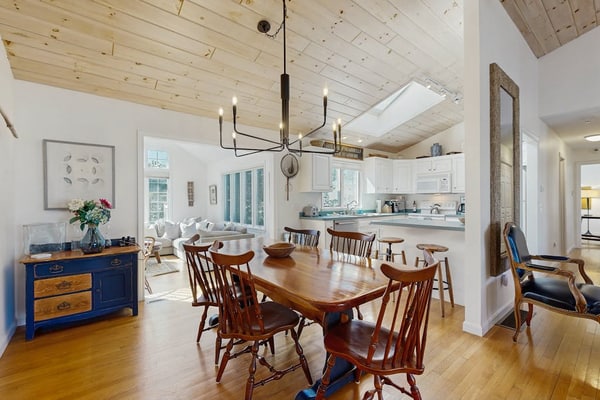 A well-appointed getaway near beach, Wifi, Gas grill, Fireplace
