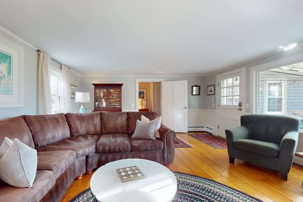 Classic Cape Cod beauty with patio, grill, & office - minutes to beach