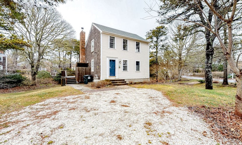 Serene home near downtown with furnished deck - walk to Ridgevale Beach