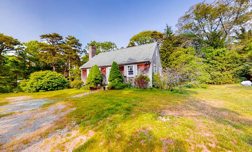 Delightful, dog-friendly home with private deck, grill, outdoor dining & WiFi