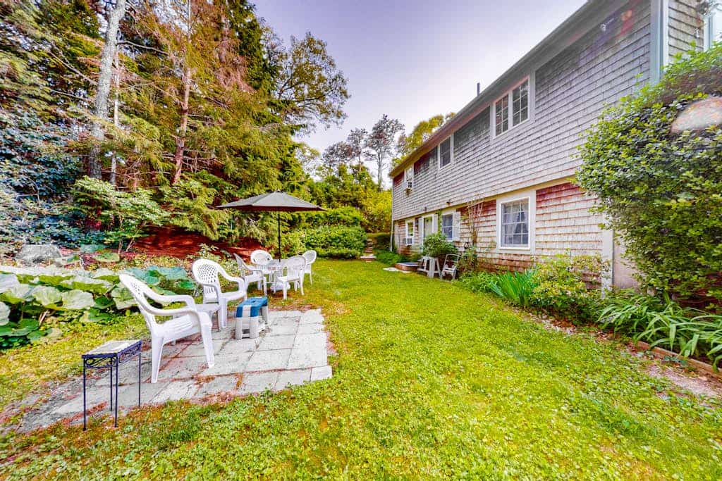 Delightful, dog-friendly home with private deck, grill, outdoor dining & WiFi