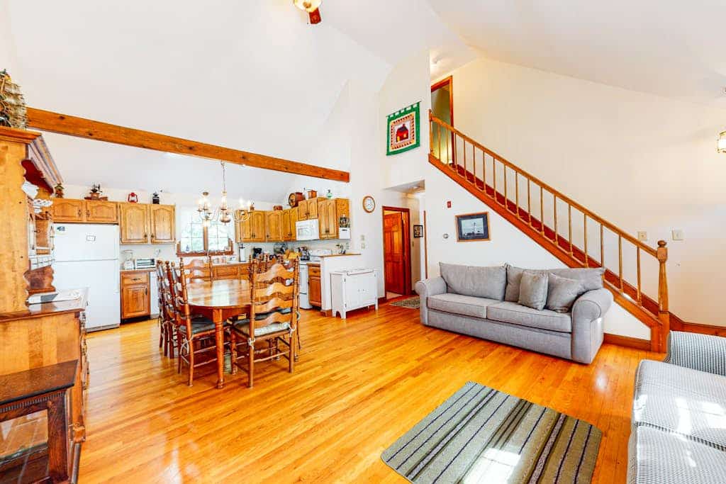 Delightful, dog-friendly home with private deck, grill, outdoor dining & WiFi