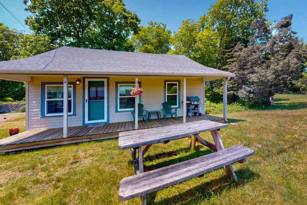 Inviting cottage with golf nearby, central AC, & full kitchen