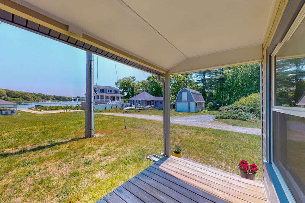 Inviting cottage with golf nearby, central AC, & full kitchen