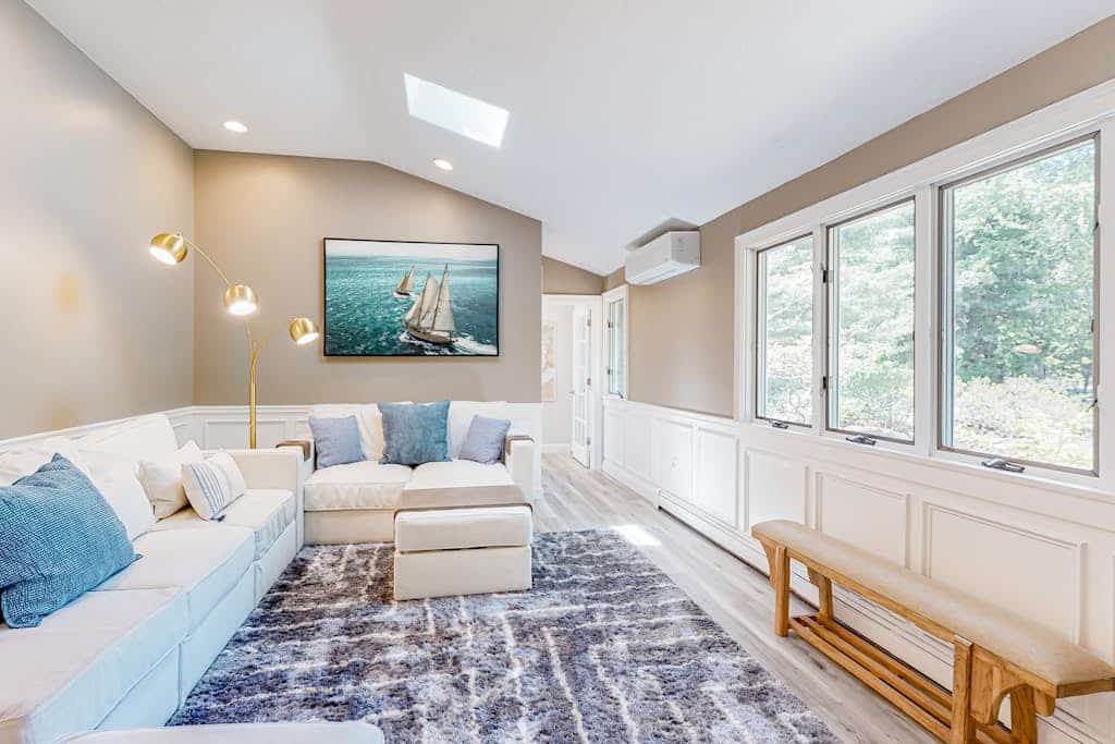 Updated ranch house with amazing deck & yard - 1 mile to the beach