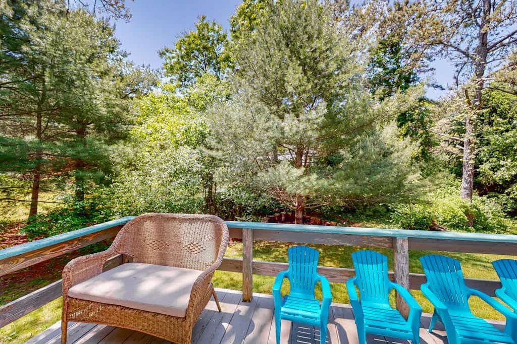 Updated ranch house with amazing deck & yard - 1 mile to the beach