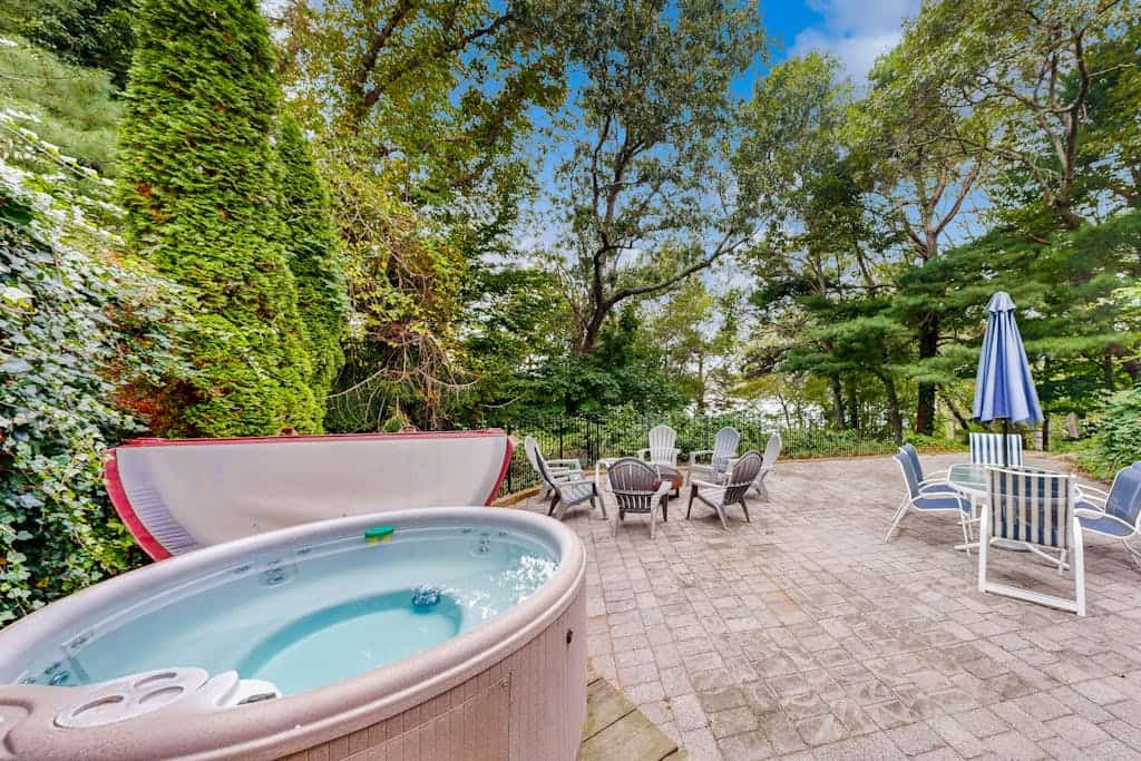 Cozy home on lake including local beach pass , hot tub, patio, W/D, & AC