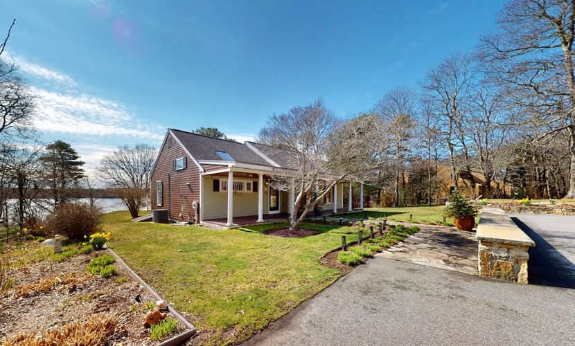 Wonderful waterfront getaway with furnished deck, pond access, kayaks & WiFi