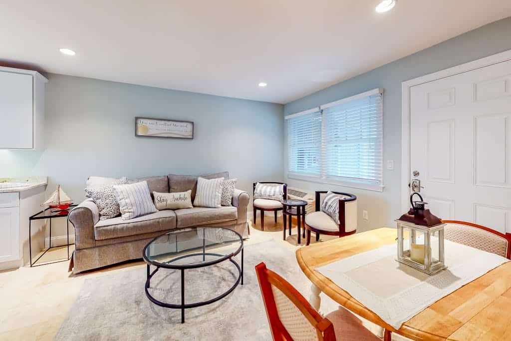 Quaint condo near private beach access with fireplace - close to dining
