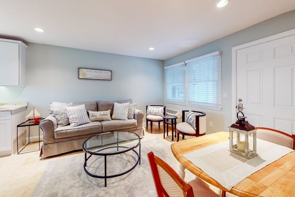 Quaint condo near private beach access with fireplace - close to dining